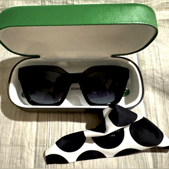 NWOT Kate Spade Camryn Sunglasses - New in Case 🖤💚 - Picture 3 of 6